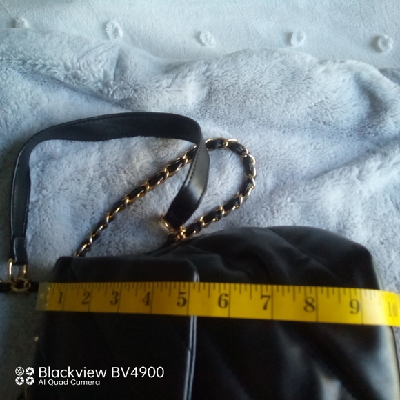 Lulu's chic black quilted crossbody bag. - Picture 8 of 10